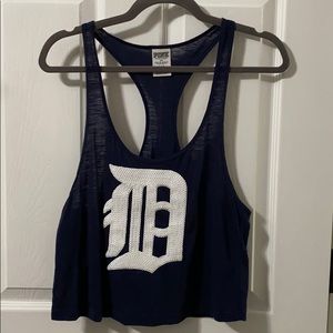 *Like New* | Detroit “D” | VS Pink Crop | Small